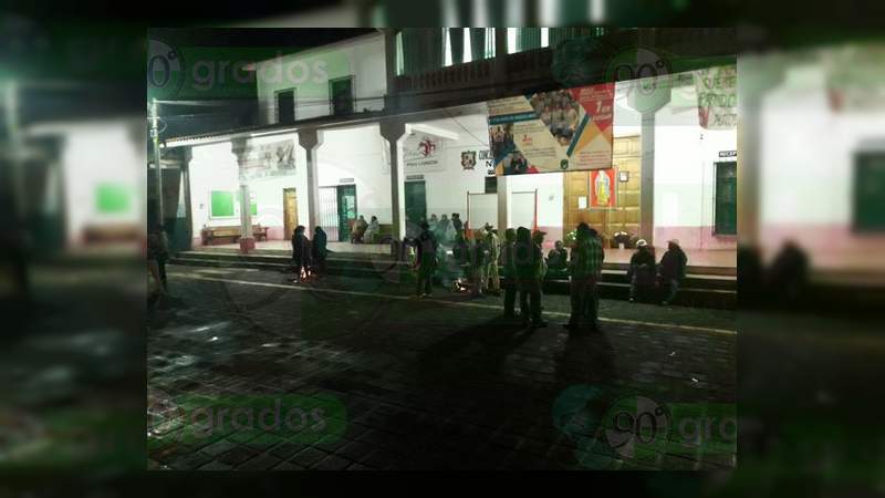 Habitantes de Nahuatzen pernoctan para evitar instalación de casillas - Foto 2 