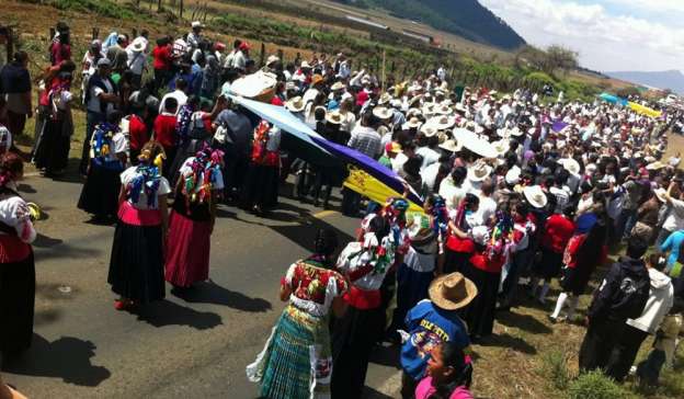 Habitantes de Nahuatzen retienen a dos policías; amenazan con quemarlos vivos 