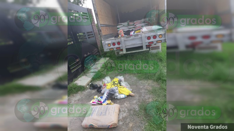 Aseguran en Morelia un camión del gobierno de Michoacán con despensas y propaganda política del PRD - Foto 0 