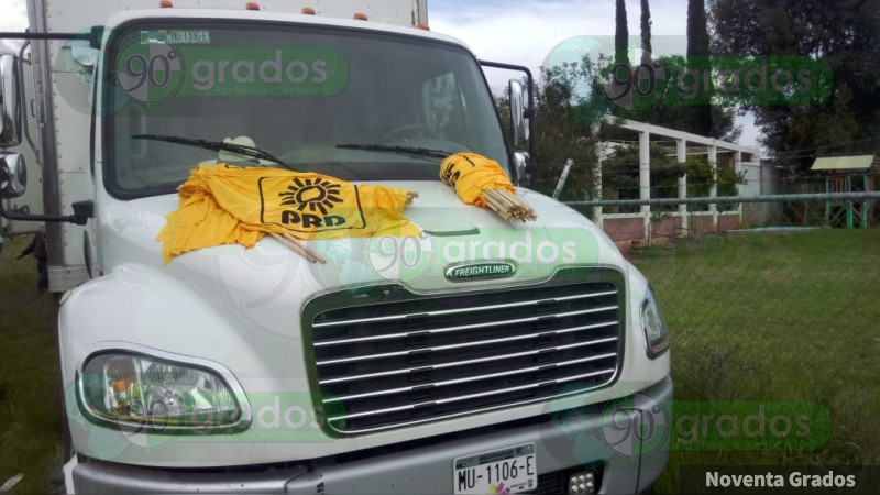 Aseguran en Morelia un camión del gobierno de Michoacán con despensas y propaganda política del PRD - Foto 1 