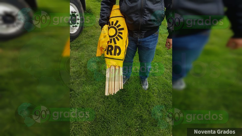 Aseguran en Morelia un camión del gobierno de Michoacán con despensas y propaganda política del PRD - Foto 2 