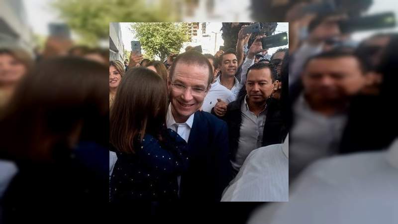 Ricardo Anaya se presentó a votar en Querétaro 