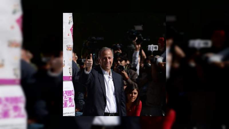 José Antonio Meade llegó temprano a votar 