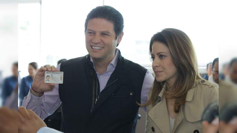 Alfonso Martínez ejerce su voto y llama a ciudadanos a votar informados y en paz  