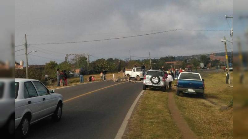 Comuneros bloquean la carretera Zacapu – Quiroga contra las elecciones 
