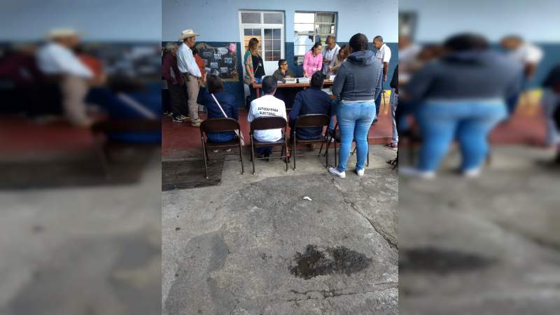 Morena con autodefensas intimida y coacciona voto en Cotija: Habitantes - Foto 1 