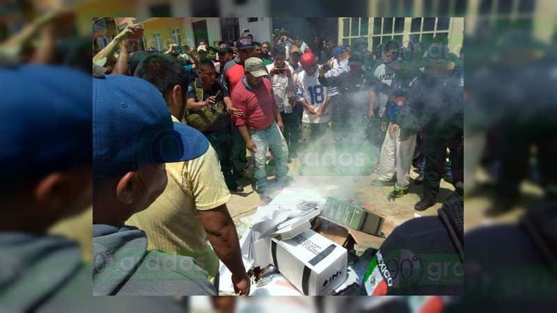 Queman dos casillas especiales en Chilchota, Michoacán 