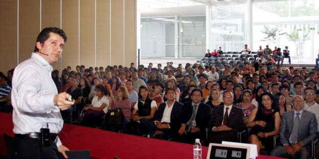 Expone teoría del origen del universo científico mexicano en la UMSNH‏ 