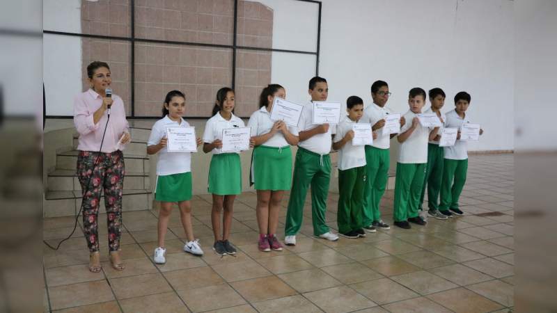 Reconocen a niños que participaron en la Olimpiada de Historia en Apatzingán  
