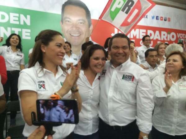 Acompaña Nelly Sastré a Jaime Darío durante arranque de su campaña 
