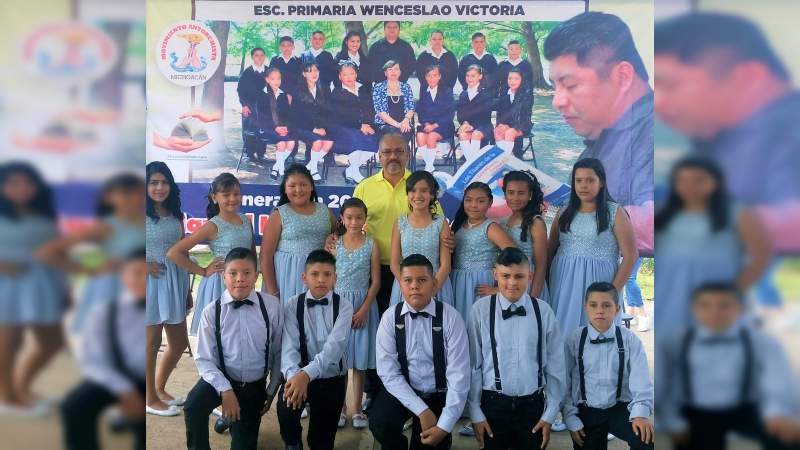 Egresan alumnos de la primaria “Wenceslao Victoria Soto”, en Tangancícuaro 