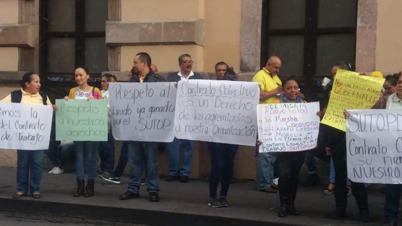 Empleados del sector salud se manifiestan en el Congreso del Estado 