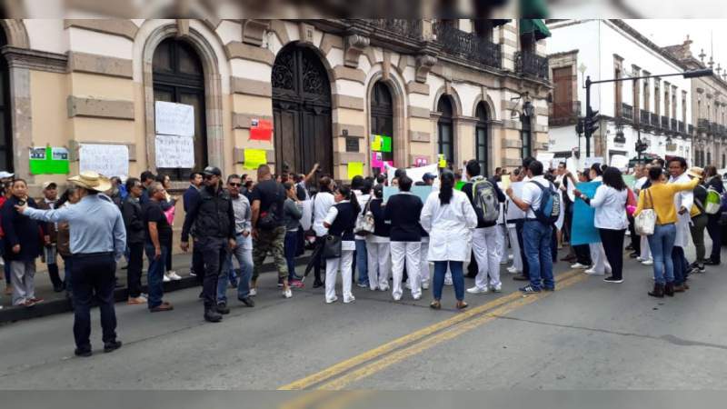 Trabajadores de la Secretaría de Salud marchan este miércoles en Morelia 