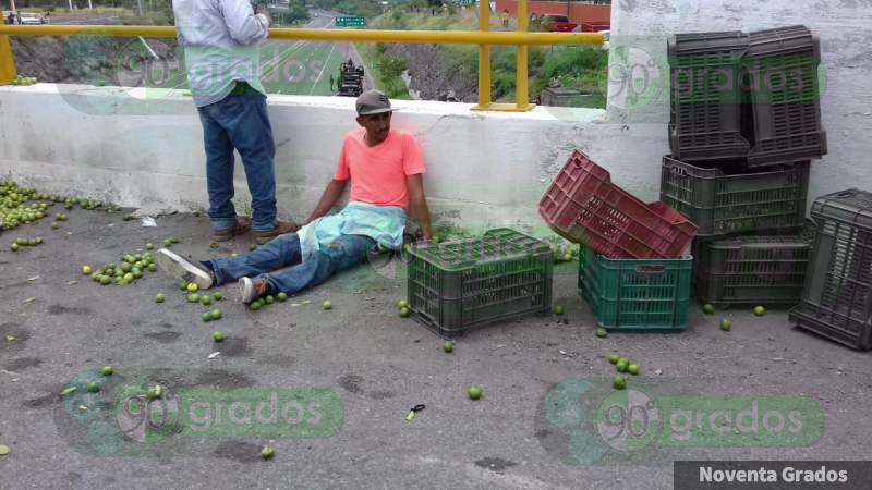 Mueren dos jornaleros y otros 10 resultan heridos en accidente en Parácuaro, Michoacán - Foto 1 