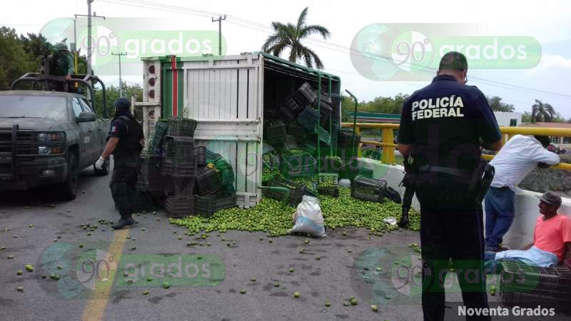 Mueren dos jornaleros y otros 10 resultan heridos en accidente en Parácuaro, Michoacán - Foto 2 