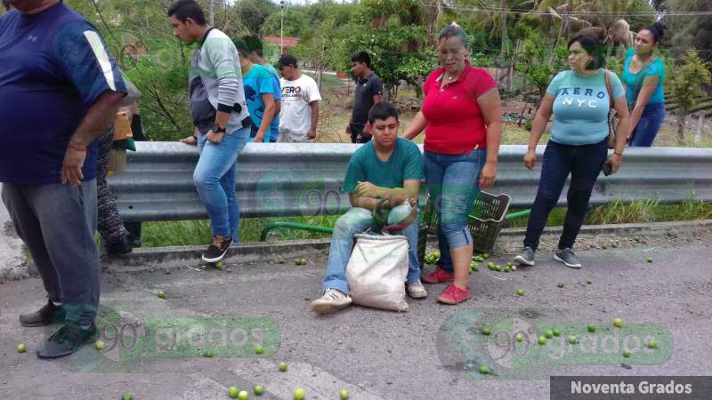 Mueren dos jornaleros y otros 10 resultan heridos en accidente en Parácuaro, Michoacán - Foto 3 