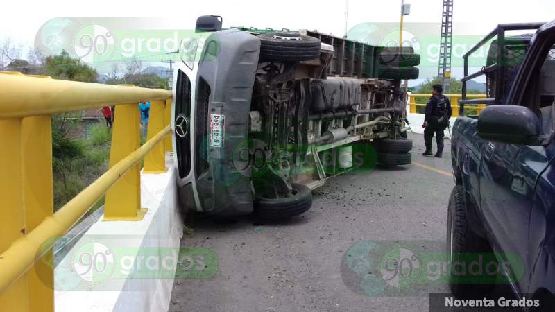 Mueren dos jornaleros y otros 10 resultan heridos en accidente en Parácuaro, Michoacán - Foto 4 