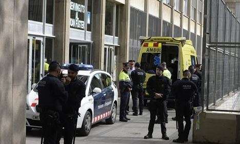 Menor armado asesina a profesor de secundaria y hiere a cuatro alumnos en Barcelona, España 