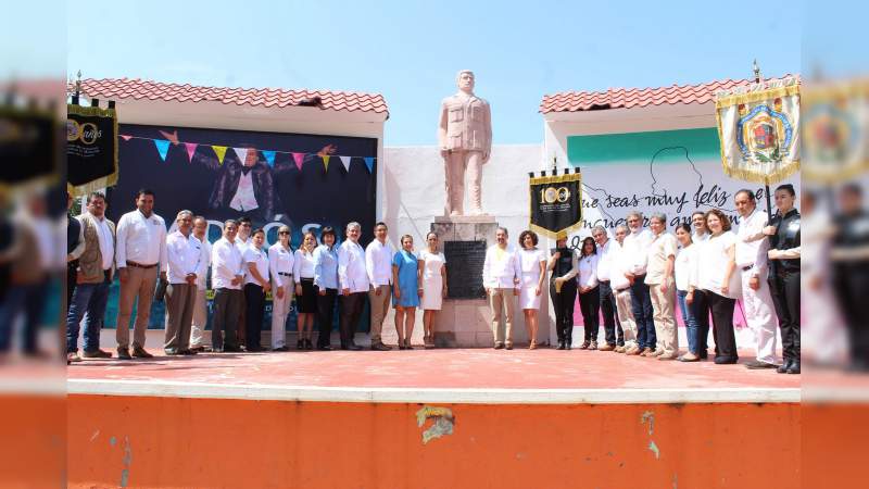 La Presea “Coronel Cenobio Moreno Bucio” del Ayuntamiento de Parácuaro al rector de la UMSNH, Medardo Sern 