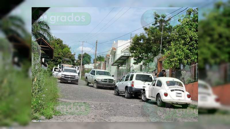 Localizan un cadáver baleado dentro de camioneta en Apatzingán - Foto 1 