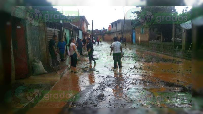 Tromba en Acuitzio deja afectaciones en más de 30 viviendas - Foto 1 