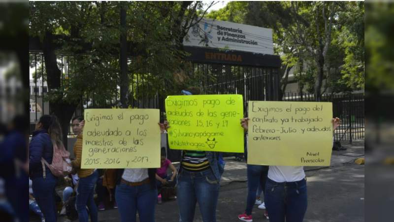Normalistas bloquean la avenida Ventura Puente en Morelia 