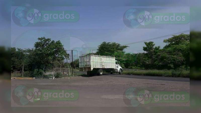 Tras balacera bloquean con camiones la carretera Apatzingán – Aguililla  - Foto 0 