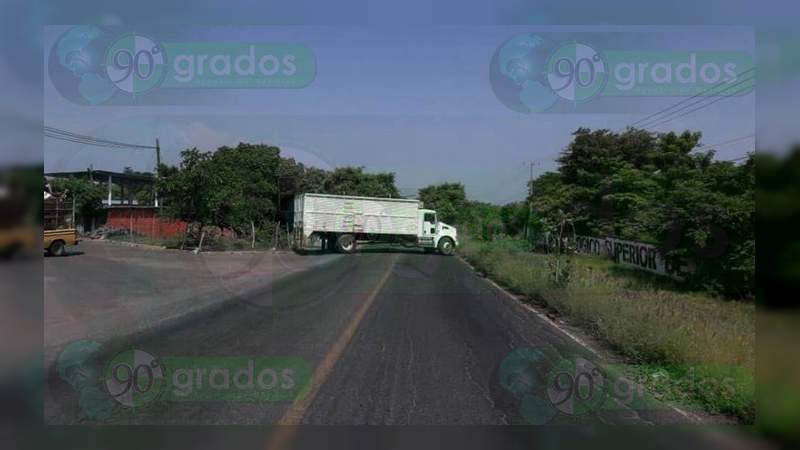Tras balacera bloquean con camiones la carretera Apatzingán – Aguililla  - Foto 1 
