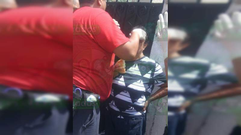 Combi choca contra casa y vuelca en Zitácuaro; hay tres lesionados - Foto 1 