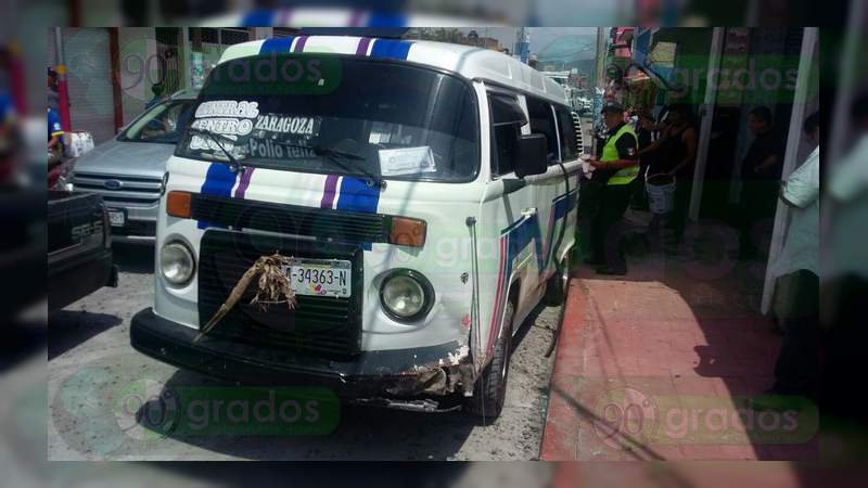 Combi choca contra casa y vuelca en Zitácuaro; hay tres lesionados - Foto 3 