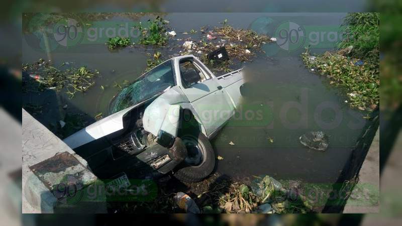 Camioneta cae a canal de aguas negras en el fraccionamiento Erandeni - Foto 1 