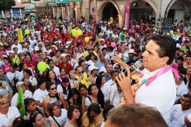 Se compromete Silvano Aureoles a mejorar servicios de salud en Los Reyes, Michoacán - Foto 0 