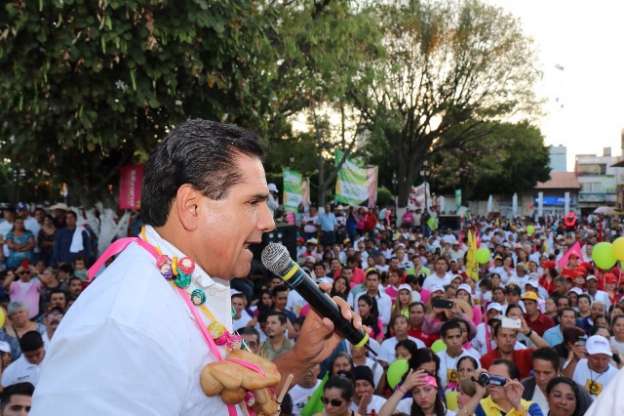 Se compromete Silvano Aureoles a mejorar servicios de salud en Los Reyes, Michoacán - Foto 1 