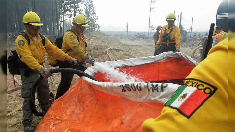Tres Michoacanos especializados en el manejo del fuego apoyan  la supresión de los incendios forestales en Canadá 