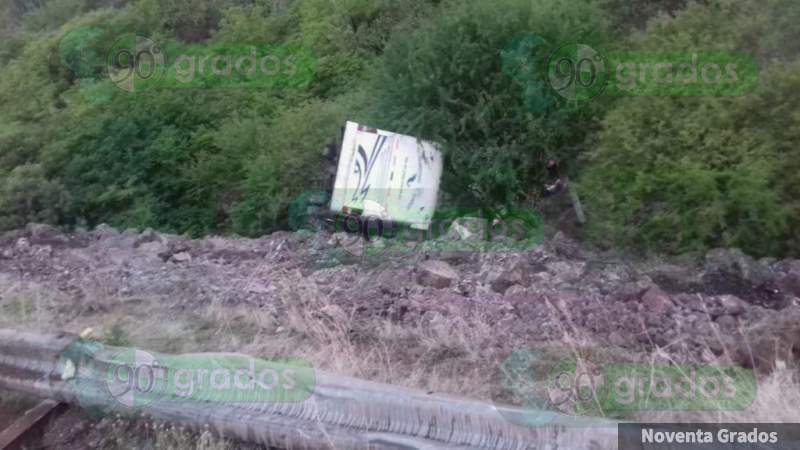 Vuelca camión de turismo, hay 11 heridos en Arteaga, Michoacán 