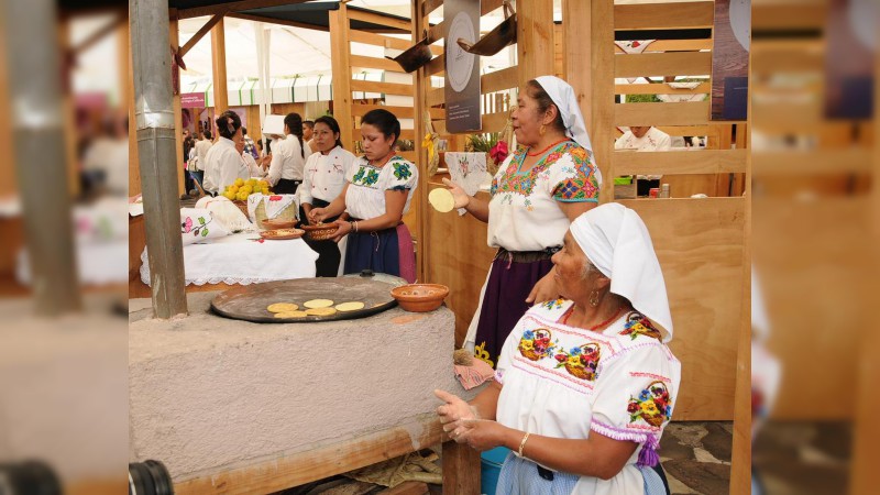Destinan turistas y visitantes 30% de su presupuesto vacacional, a alimentación - Foto 1 