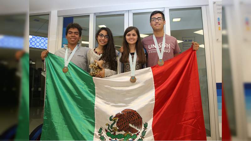 Bronce para el michoacano Alejandro Valderrama Celestino, en la Olimpiada Internacional de Química 2018 - Foto 0 