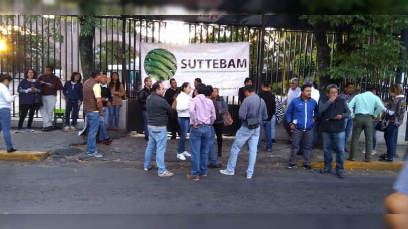 Personal de Telebachillerato se manifiesta en la Secretaría de Finanzas 