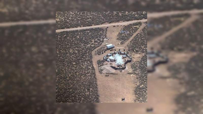 Rescatan a 11 niños en cautiverio en el desierto de Nuevo México 