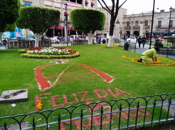 Decoran plazas y jardines de Morelia con motivo de la Noche de Muertos 