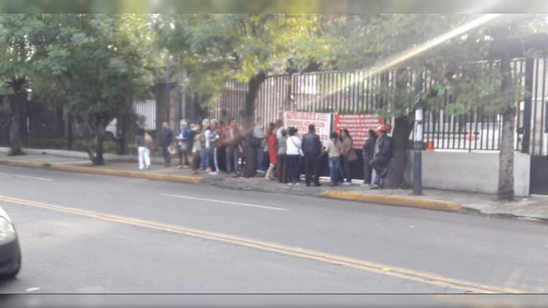 Profesores jubilados se manifiestan en la Secretaría de Finanzas 