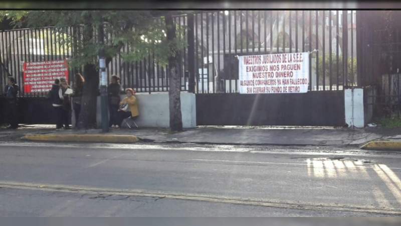 Jubilados y pensionados bloquean la avenida Ventura Puente en Morelia 