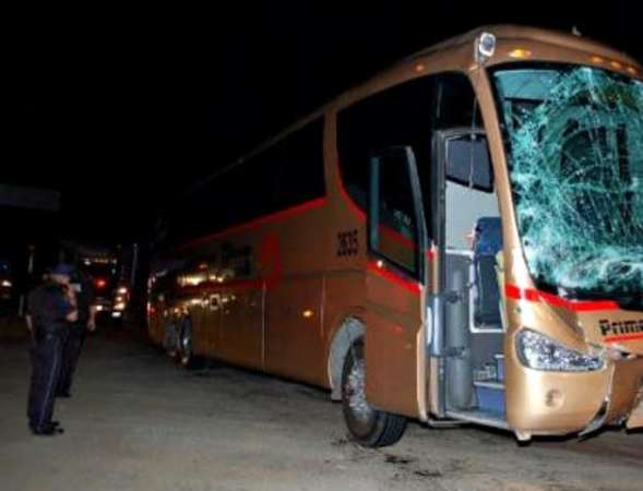 Choque entre autobús y vehiculo deja 1 muerto y al menos 13 heridos 