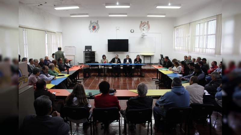Dialoga el rector Medardo Serna con profesores de planteles de UMSNH en Uruapan 