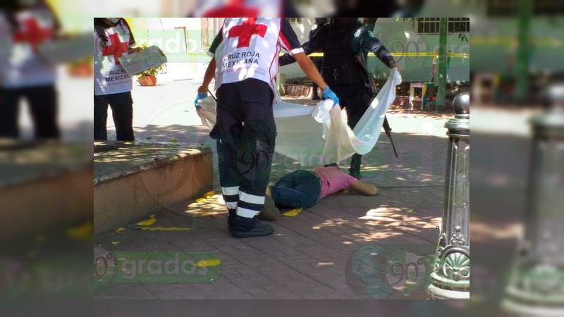Matan a un hombre y hieren a una menor de edad en pleno centro de Zihuatanejo - Foto 2 