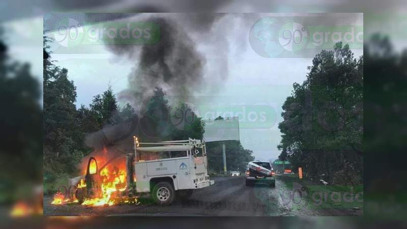 Incendian camioneta de la CFE en la carretera Uruapan – Carapan   