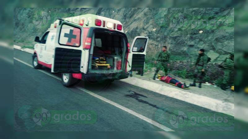 Vuelca camioneta en la Autopista Siglo XXI; hay 5 heridos - Foto 3 