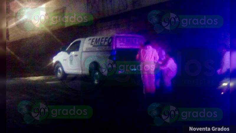 Hallan cadáver encobijado en la Apatzingán-Cuatro Caminos 