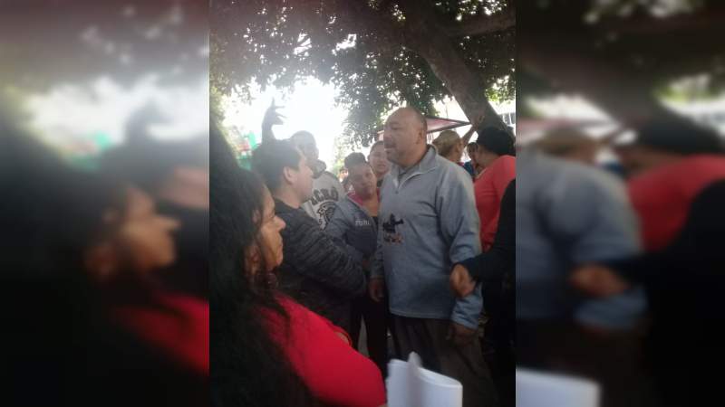 Entre golpes y gritos padres de familia se enfrentan en una escuela de Morelia - Foto 0 