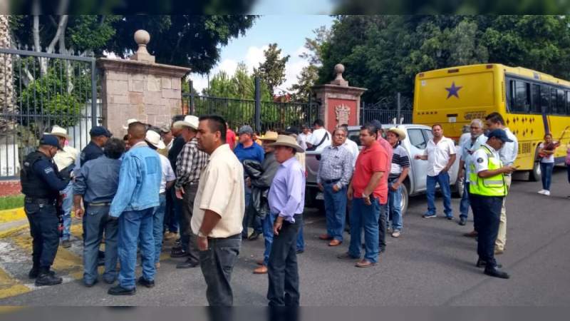 Unión de Usuarios de Riego se manifiestan en Casa de Gobierno 